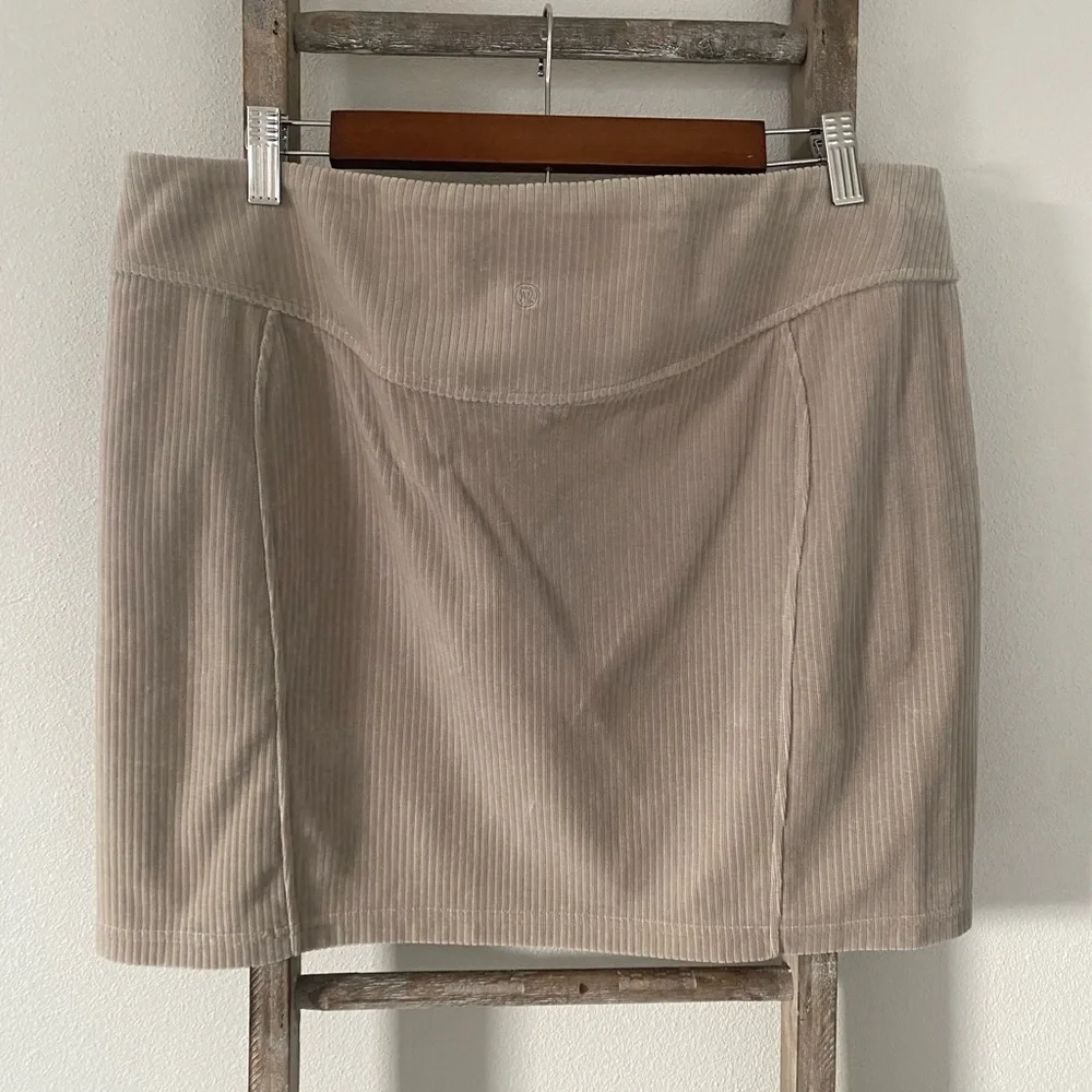 Lululemon - Scuba Mid Rise Mini Skirt - Velvet Cord - Size 14 - Picture 8 of 10